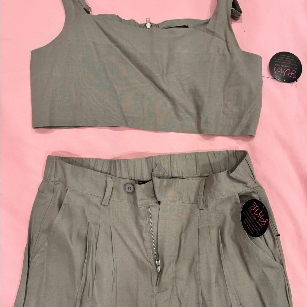 Gray Two-Piece Crop Top and Pleated Pants Set - Picture 2 of 6